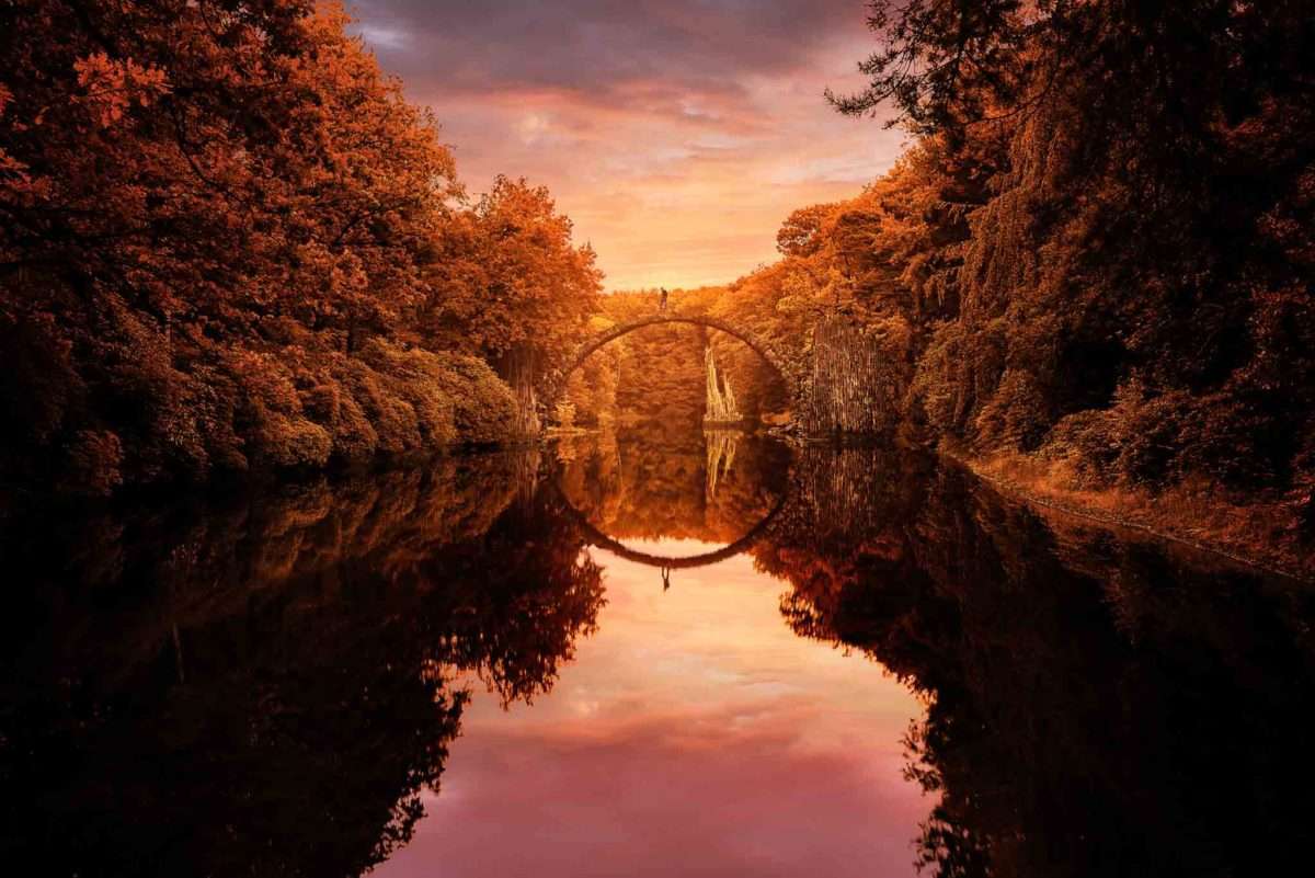Rakotzbrücke bei Sonnenaufgang im Herbst.