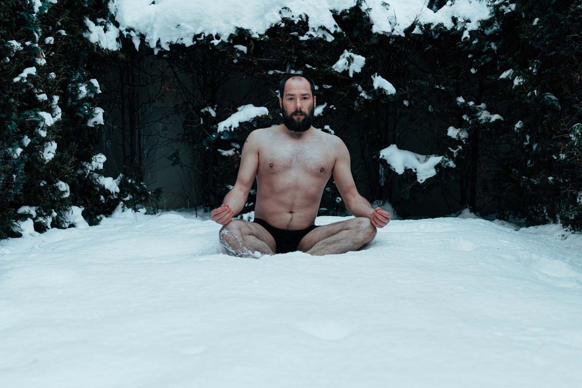 mann nackt im schnee