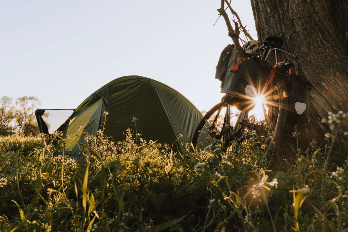 Bikepacking mit Zelt und Kamera die Welt entdecken.